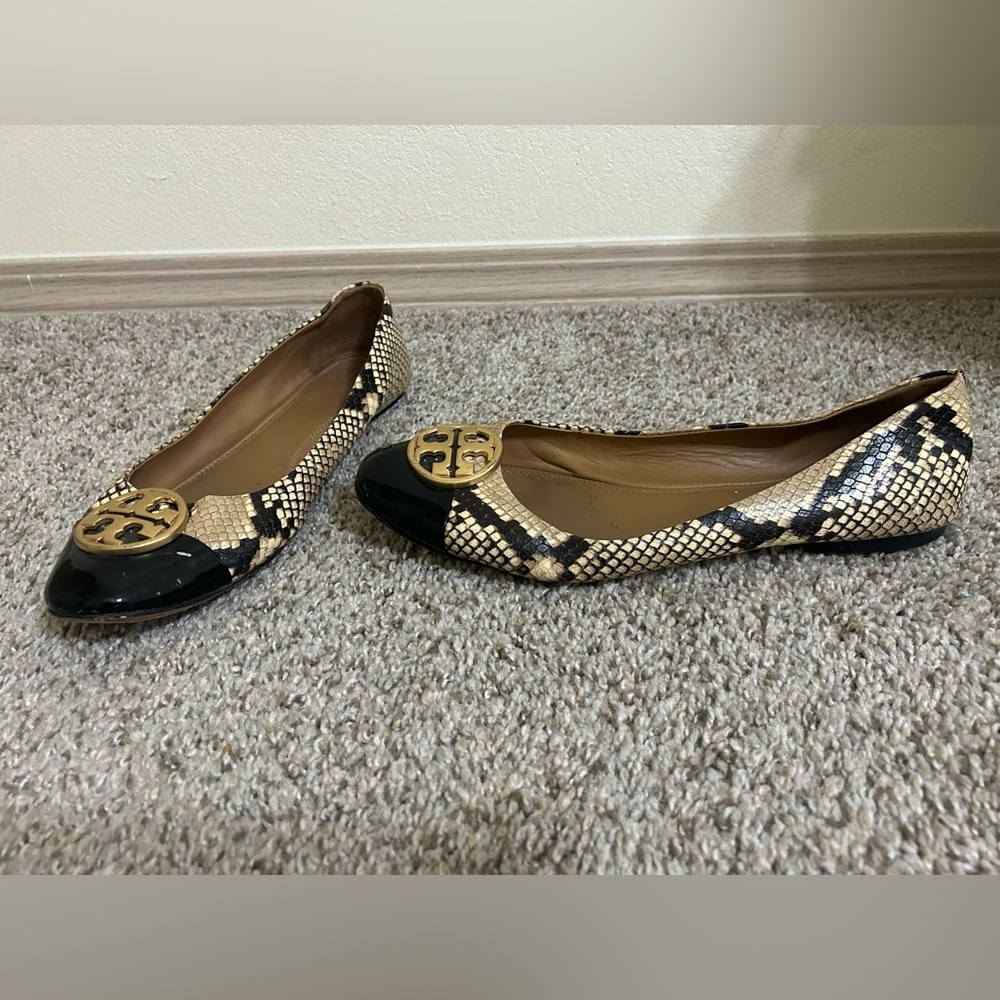 Tory Burch Beige Embossed Snake-Print Flats Black Patent Cap Gold Logo Size 10.5